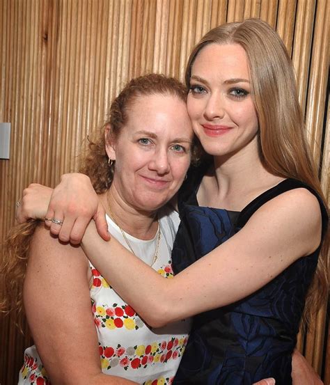 ann seyfried|Amanda Seyfried’s Rare Photos With Her Kids,。